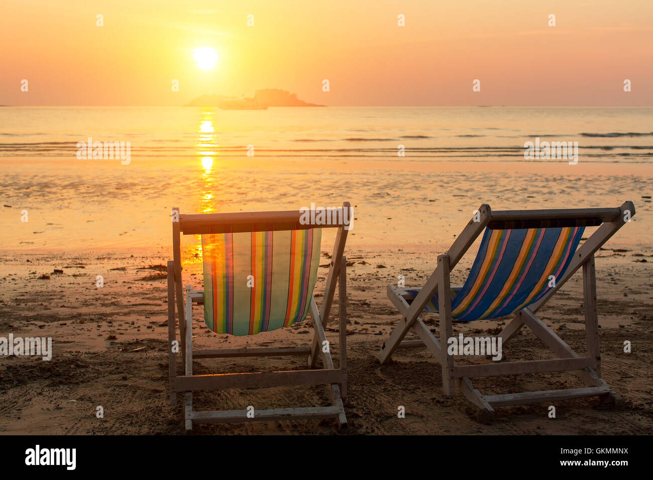 Sonnenliege am strand bei sonnenaufgang Fotos und Bildmaterial in