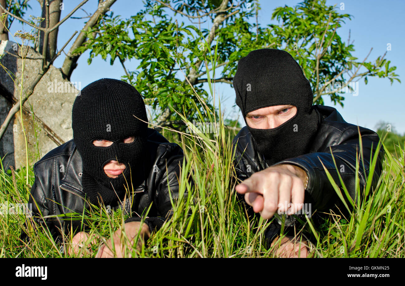 Zwei Verbrecher, die Vorbereitungen für den Angriff Stockfoto