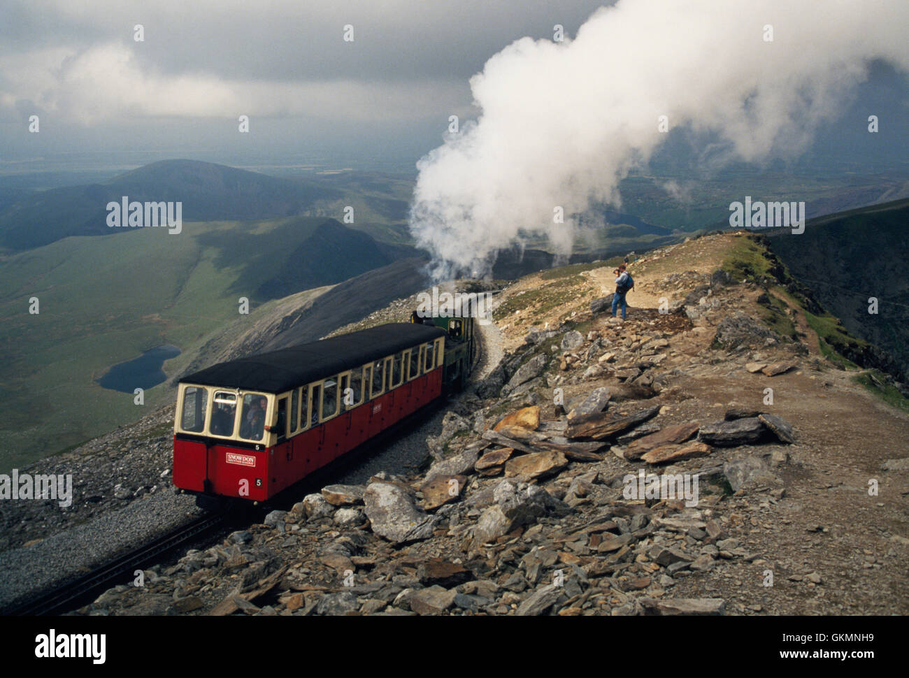 Ein Kohlekraftwerk Dampflokomotive (Ralph Sadler) und Wagen nähert sich Bergstation, Snowdon Mountain Railway. Snowdonia-Nationalpark, Wales, UK Stockfoto