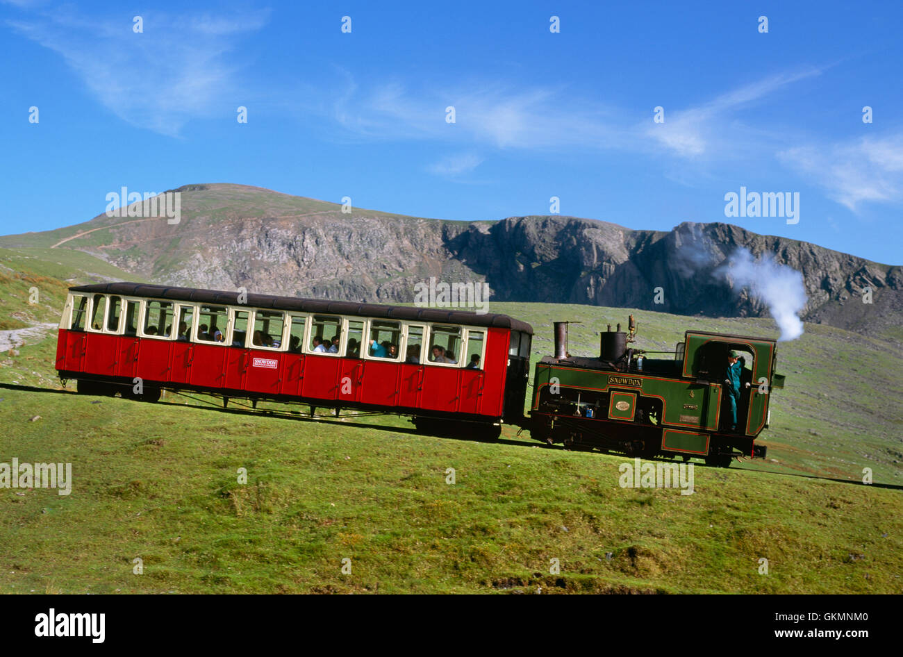 Ein kohlebefeuerten Dampflokomotive und Beförderung der Snowdon Mountain Railway absteigend. Snowdonia-Nationalpark, North Wales, UK Stockfoto