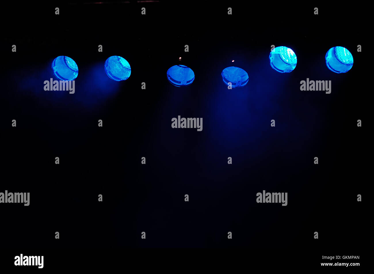 Blaue Scheinwerfer und Rauch Stockfoto