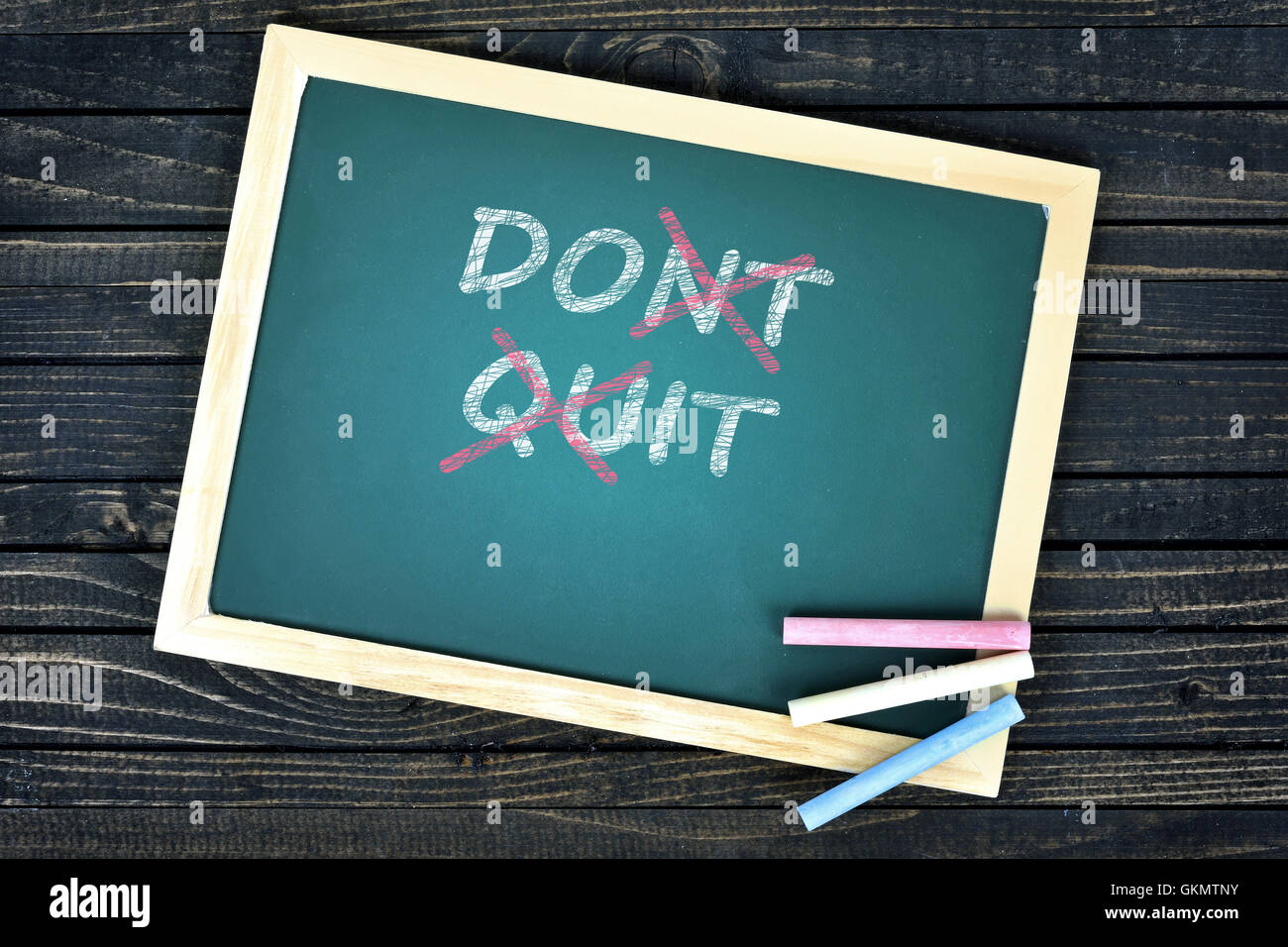 Don't Quit Text auf Schulbehörde und Kreide Stockfoto