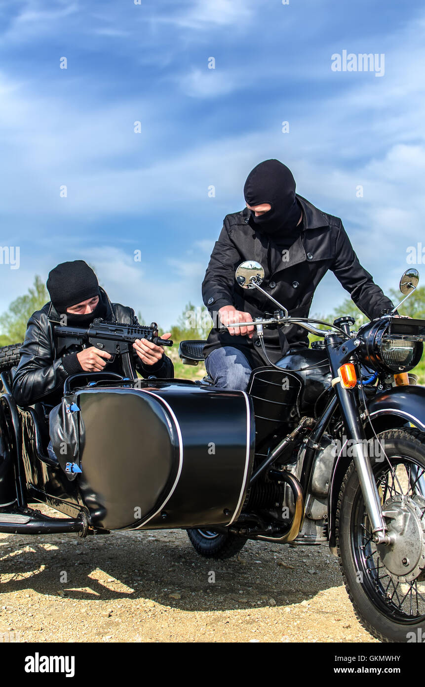 Zwei bewaffnete Männer auf einem Motorrad mit Beiwagen Stockfoto
