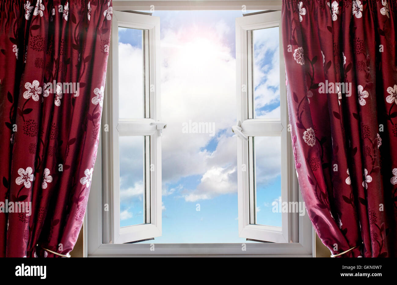 Moderne Fenster mit Blick auf Himmel und Sonne Stockfoto