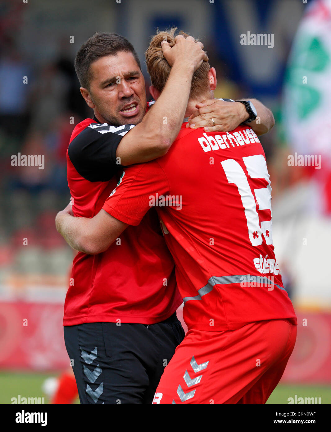 Sport, Fußball, Regionalliga West, 2016/2017, Rot Weiss Oberhausen gegen FC Schalke 04 U23 1:1, Stadion Niederrhein in Oberhausen, Jubel bei den Equalizer in der zusätzlichen Zeit Cheftrainer Mike Terranova (RWO) links und Torschütze Raphael Steinmetz (RWO) Stockfoto