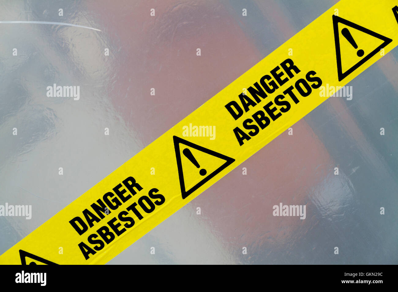 Gefahr Asbest gelbe Warnung Band hautnah Stockfoto