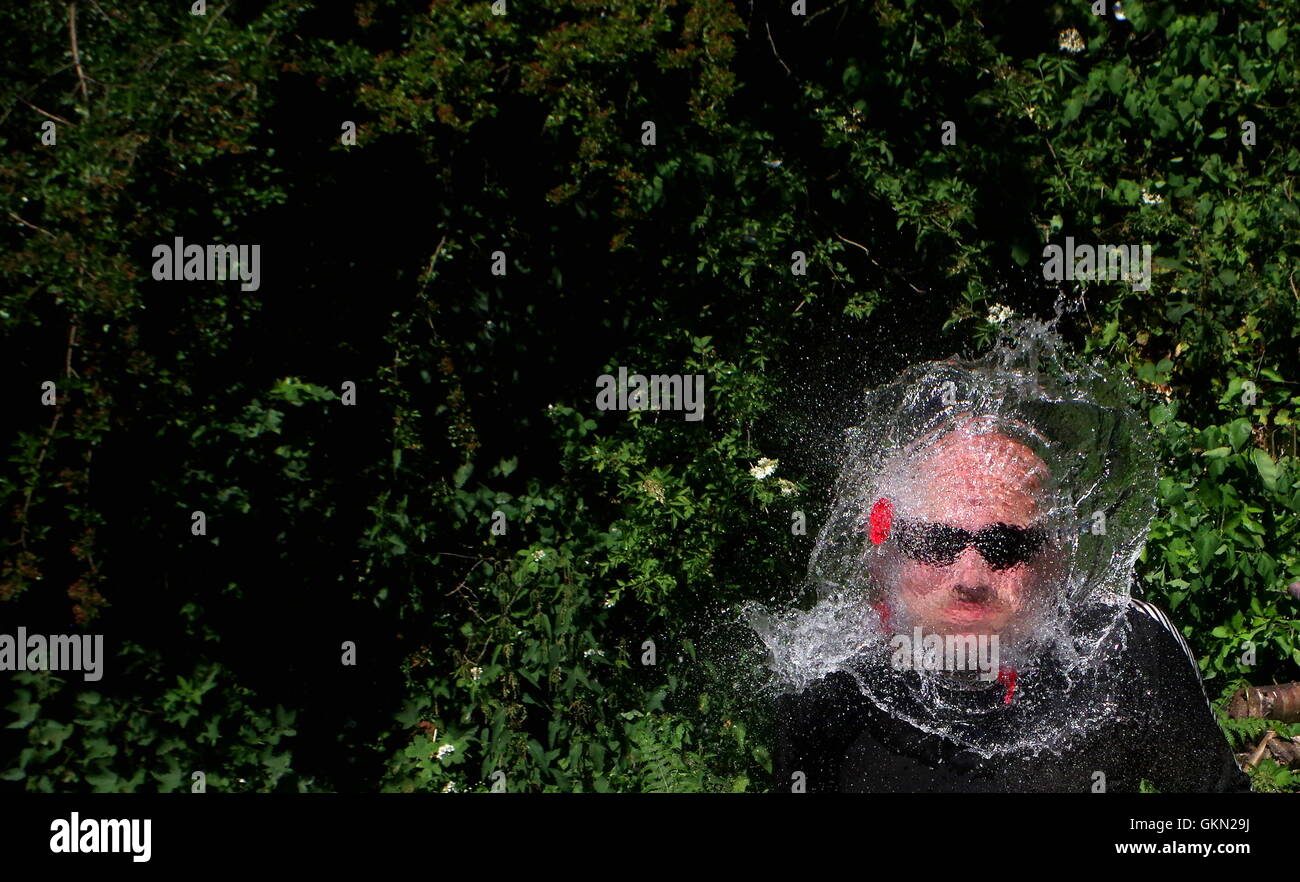 Menschen, die mit Wasser gefüllten Ballons getroffen Stockfoto