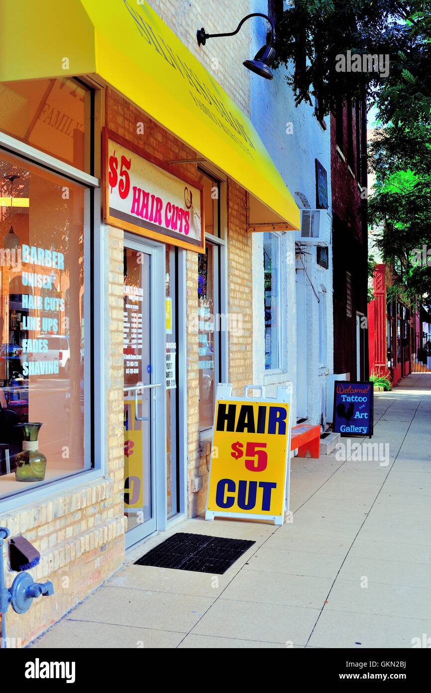 Ein downtown Friseur / Schönheitssalon in der ehrwürdigen Stadt am Fluss von Elgin, Illinois, USA. Stockfoto
