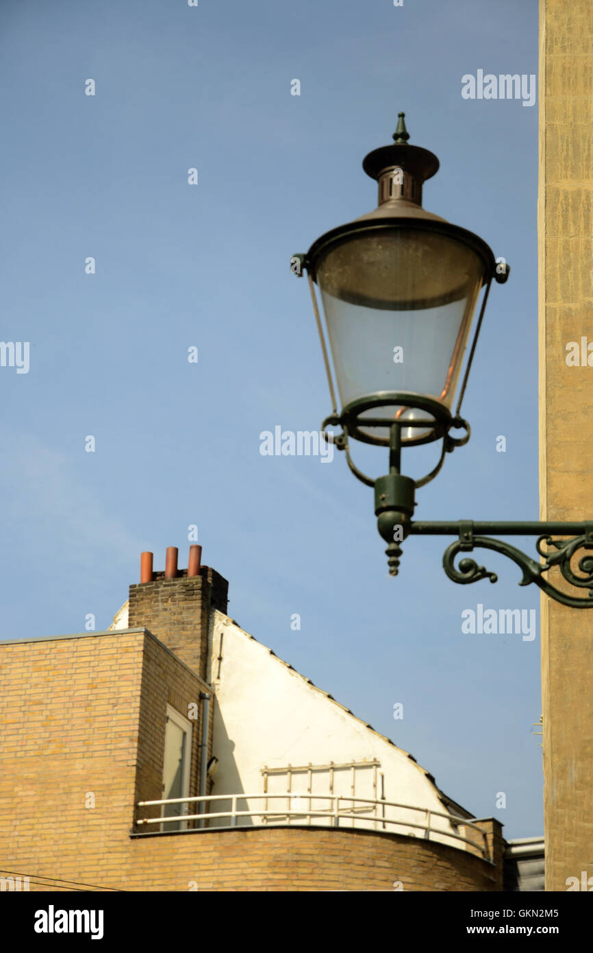 Lampe auf der Seite des Gebäudes. Stockfoto