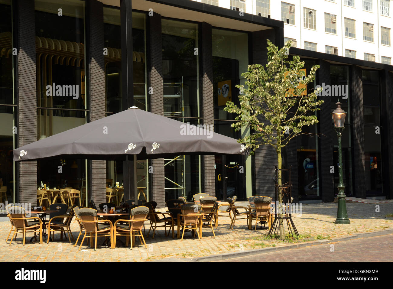 Terrasse von Charlie es Café, befindet sich der neue Pathé Kinokomplex in Maastricht Stockfoto