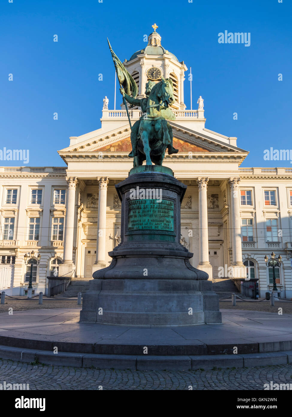 Statue von Godefroid de Bouillon, erster König von Jerusalem, vor der Kirche Saint-Jacques-Sur-Coudenberg, Brüssel, Belgien. Stockfoto