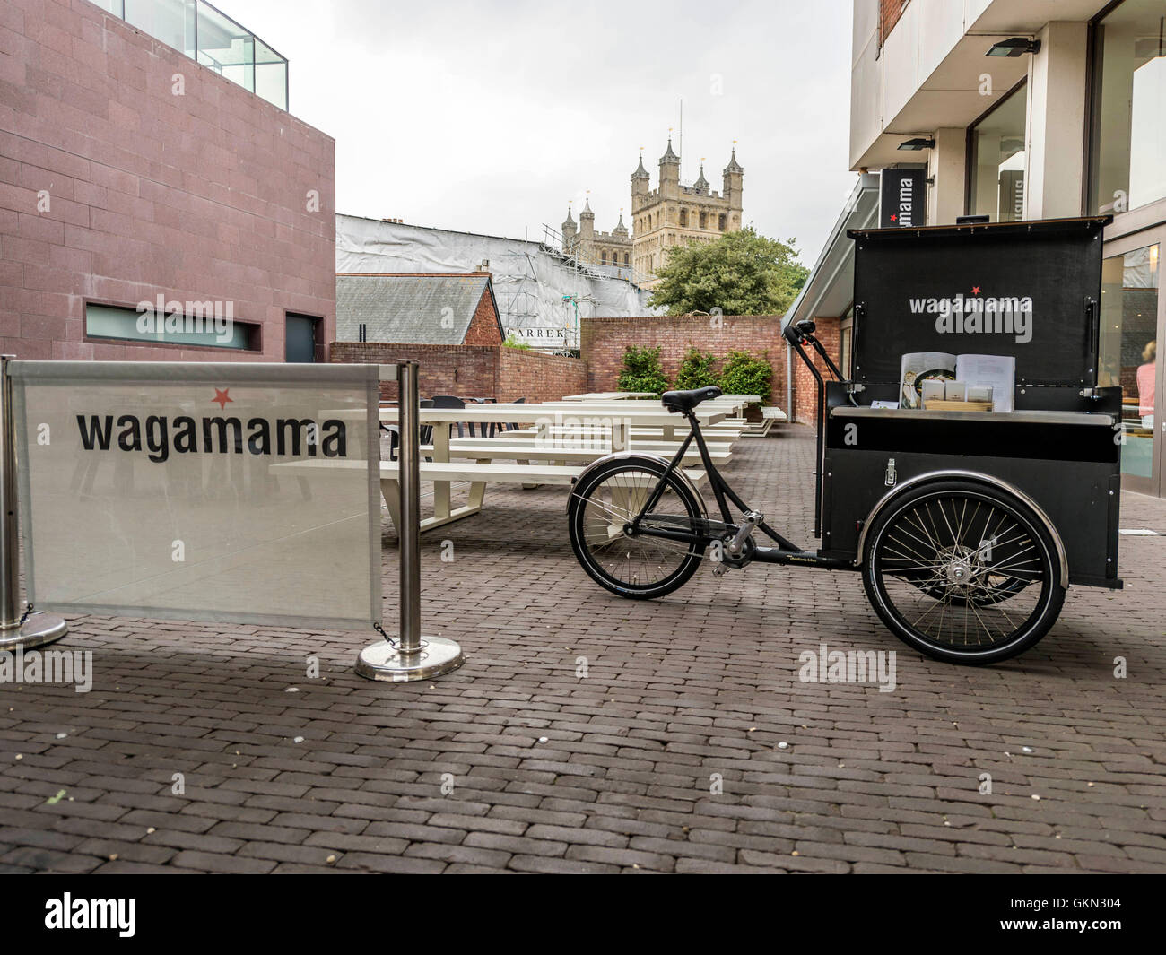 Wagamama Verkaufsstelle, Exeter City Centre, Devon, Fahrrad, Beschilderung, Sitzecke Stockfoto