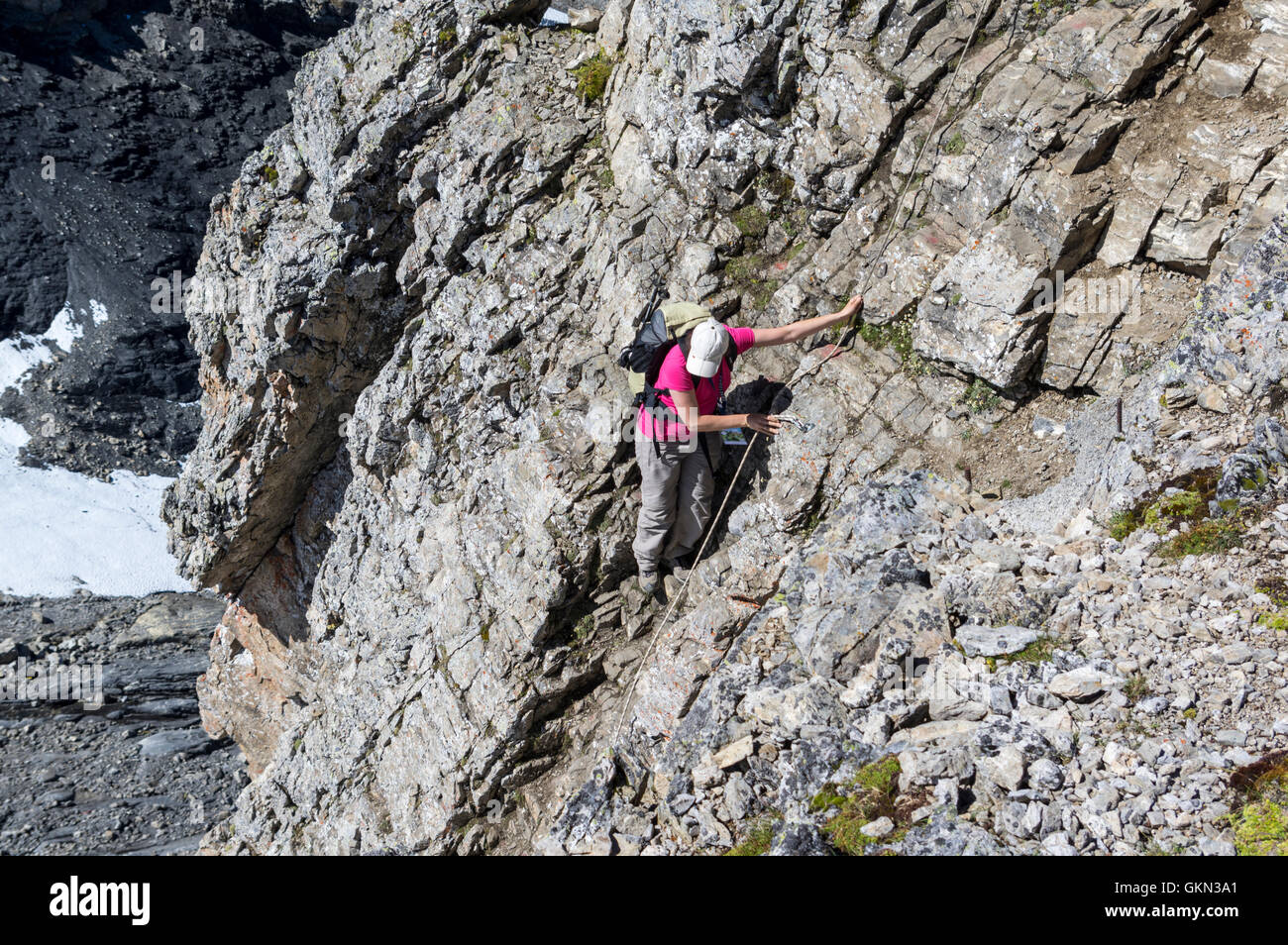 Wanderer in den Alpen klettern einen schwierige Streckenabschnitt mit Hilfe von einem Fixseil. Unter Rotegg, Engelberg, Schweiz. Stockfoto