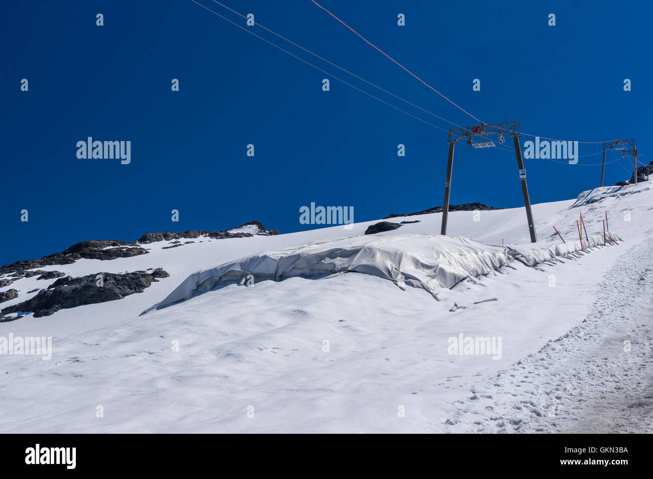 Skilift am Titlisgletscher im Sommer. Weiße Folie heben Sie nah an Masten aufgestellt, um die Gletscher schmelzen verlangsamen. Engelberg, Schweiz Stockfoto
