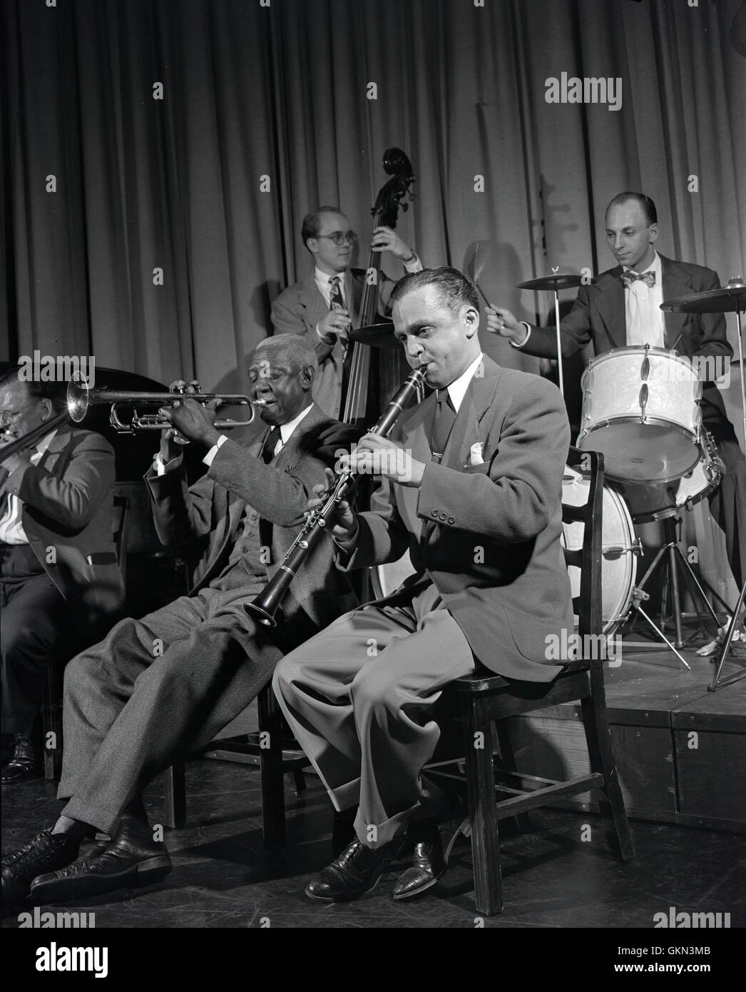 Bunk Johnson mit dem Doc Evans Band. Harry Blons liegt auf Klarinette, Warren Thewis am Schlagzeug und Cliff Johnson am Bass. Stockfoto