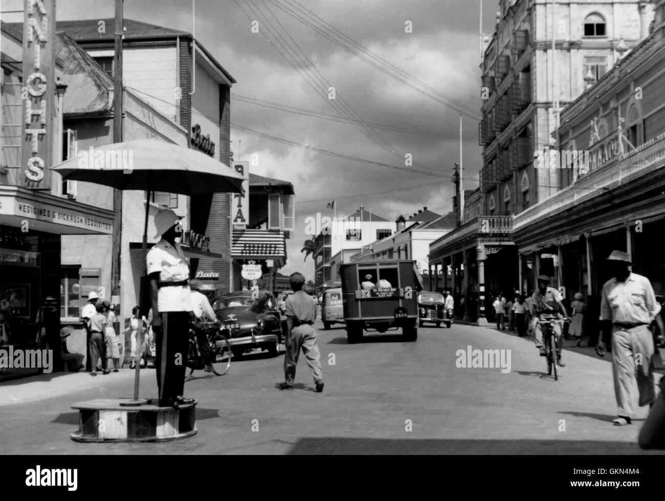 AJAXNETPHOTO. 1956. BRIDGETOWN, BARBADOS. -STRAßENSZENE IN DER STADT MIT VERKEHRSPOLIZIST AUF STATION. FOTO; REG CALVERT/AJAX AJAX © NEWS & FEATURE SERVICE/REG CALVERT SAMMLUNG REF: BRIDGETOWN 1956 2 Stockfoto