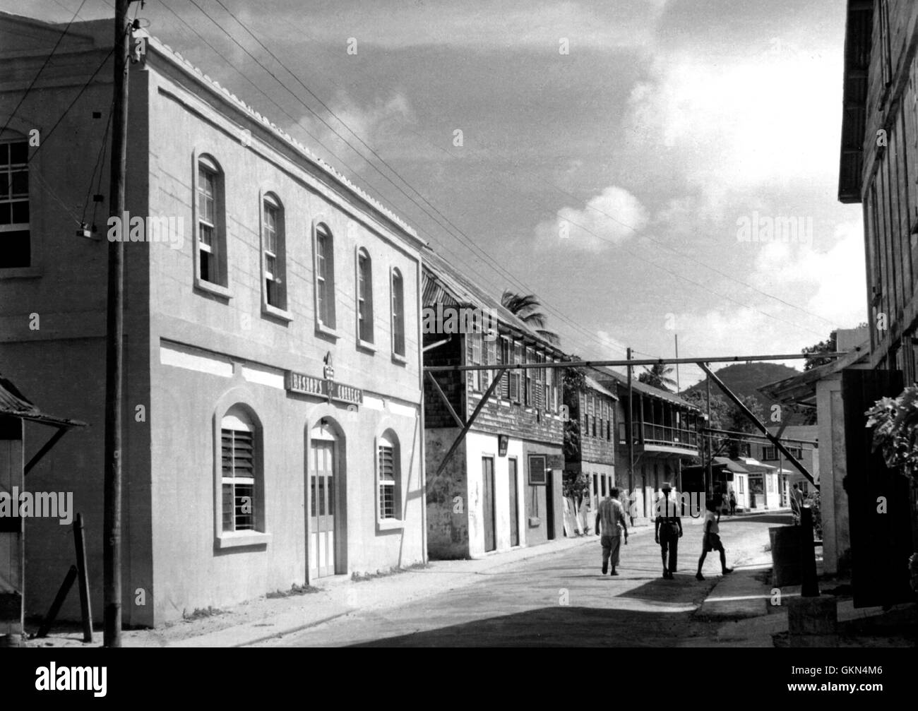 AJAXNETPHOTO. 1964. HILLSBOROUGH, Grenada, Grenadinen, West Indies. - Ein Blick auf die Main Street. Bischöfe COLLEGE AUF DER LINKEN SEITE (gegründet 1964). Deckenmontierten Rohrleitungen führen REGENWASSER VON DÄCHERN IN TANKS. Foto; REG CALVERT/AJAX © AJAX NEWS & FEATURE SERVICE/REG CALVERT SAMMLUNG REF: CARRIACOU RC 1959 Stockfoto