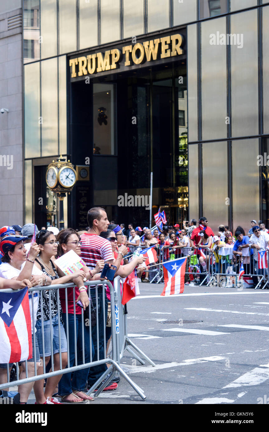 Puerto-Ricanischer Parade außerhalb Trump Tower. Stockfoto
