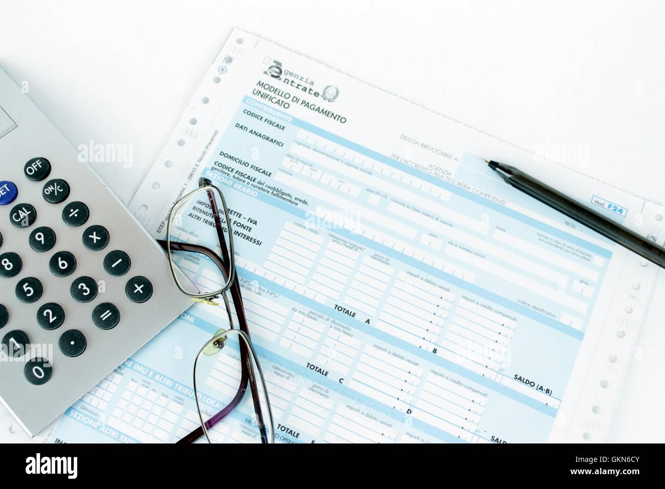 Ausfüllen von Formularen, Steuern in Italien, einheitliche Bezahlung, F24 Stockfoto