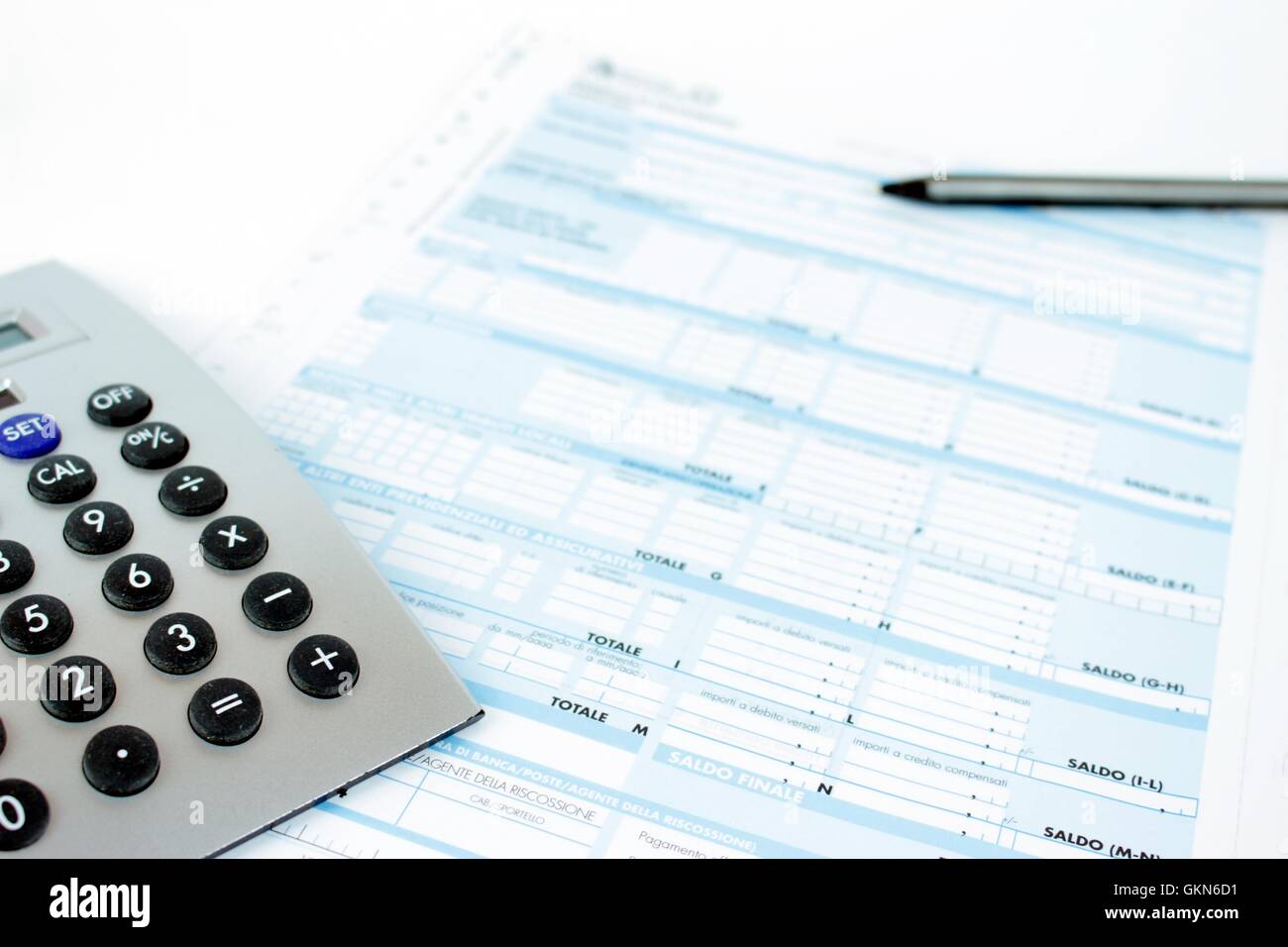 Ausfüllen von Formularen, Steuern in Italien, einheitliche Bezahlung, F24 Stockfoto