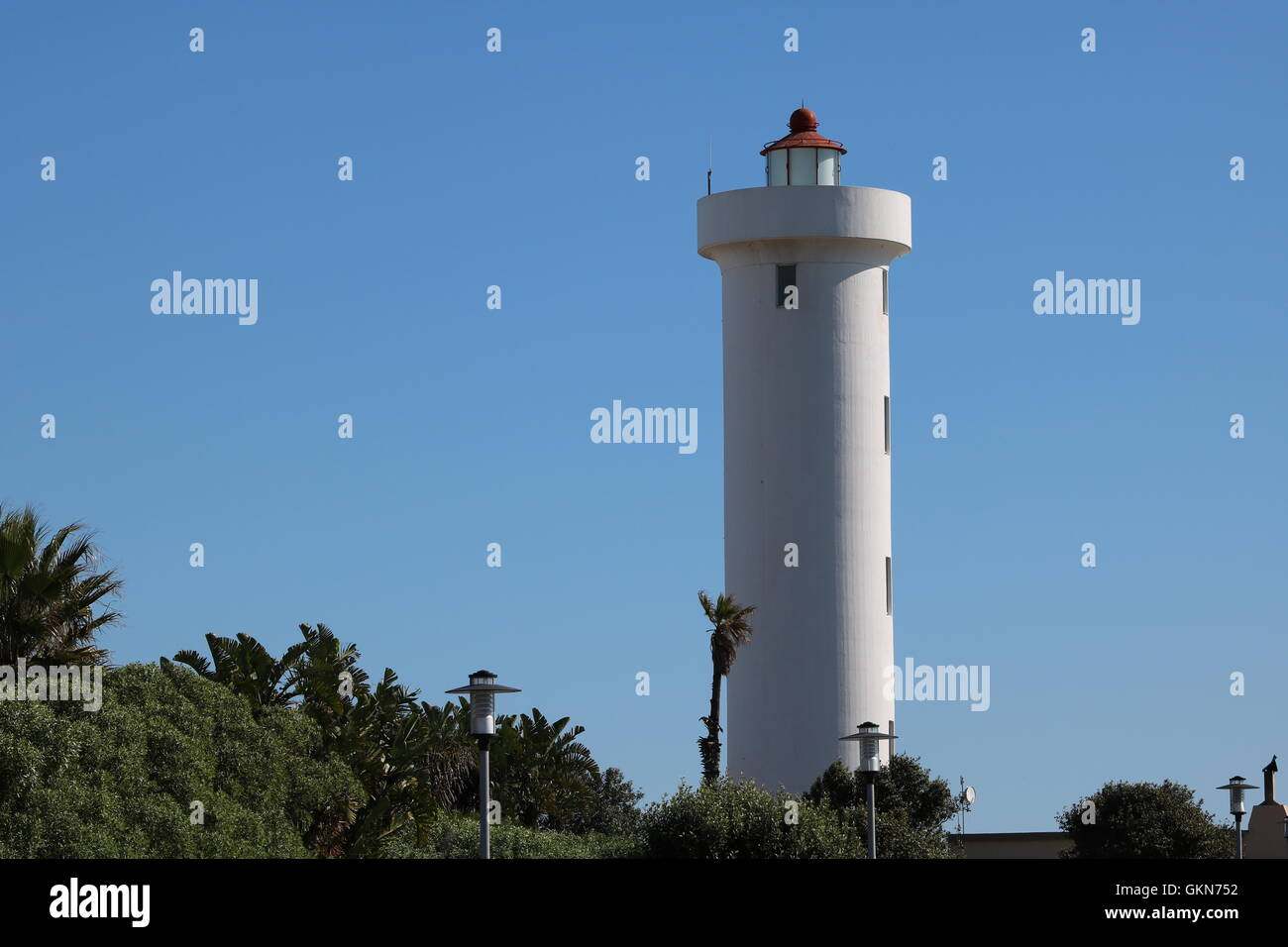 Leuchtturm gegen blauen Himmel Stockfoto