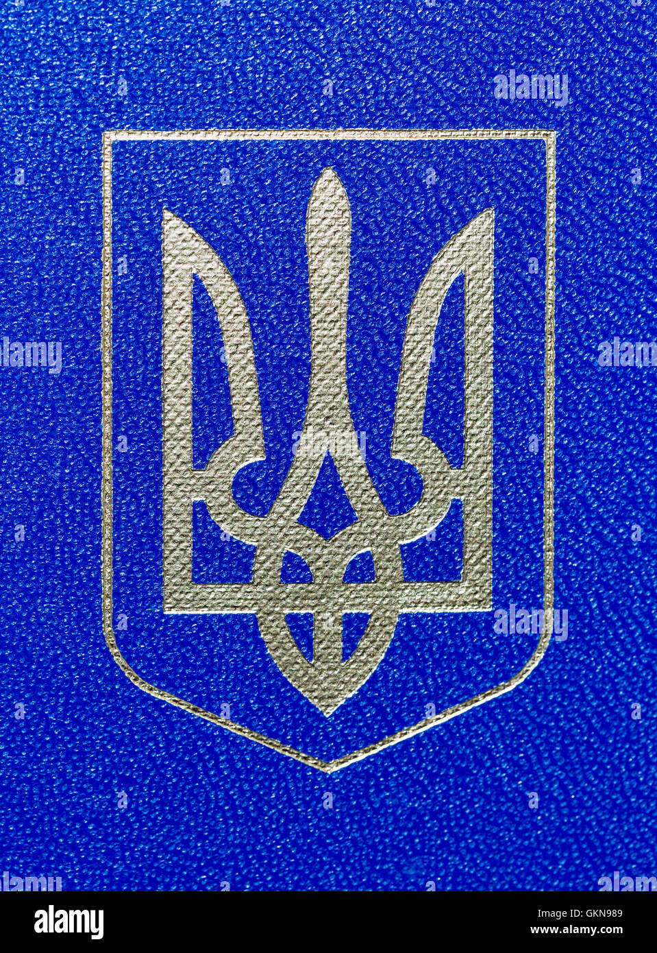 Ukrainische kleine Wappen Makro auf Reisepass-cover Stockfoto