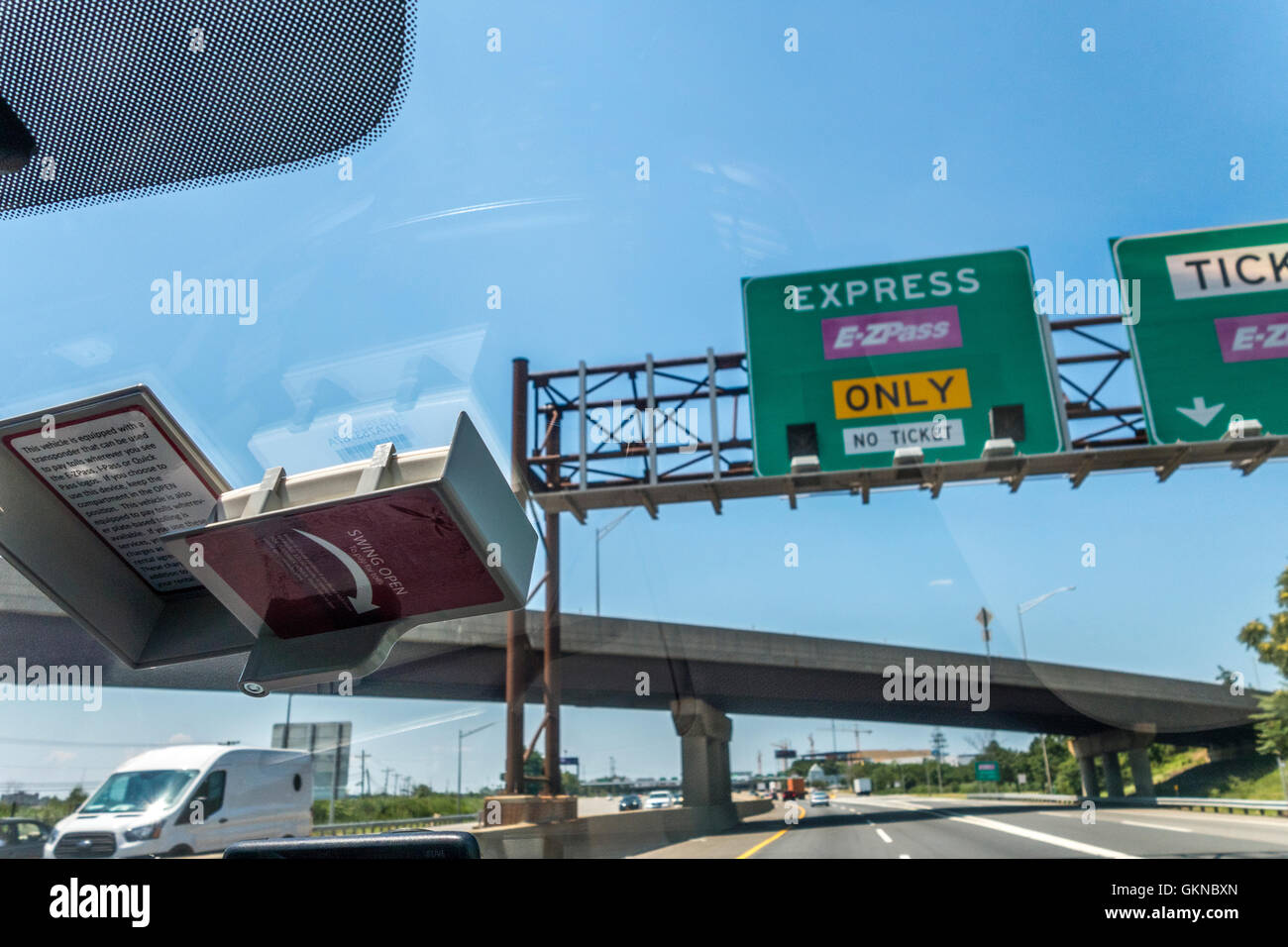 EZ Pass Tag im Mietwagen auf der New Jersey Turnpike in der Express-Spur an einer Mautstelle. Stockfoto