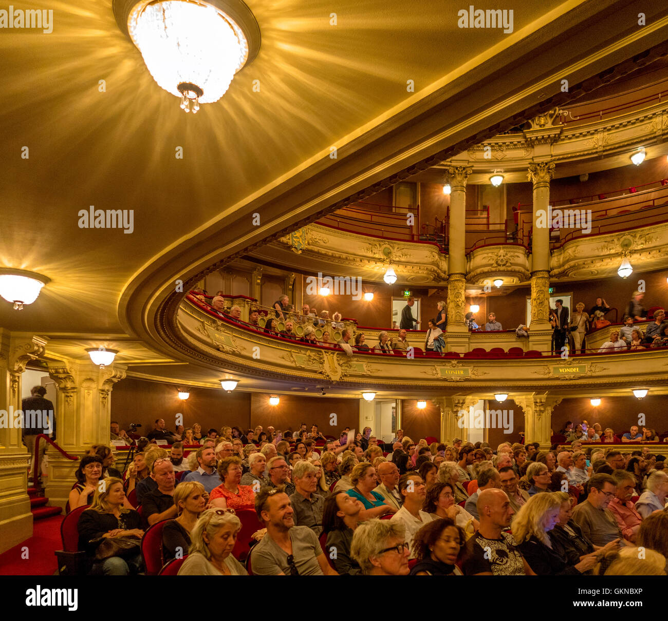 Amsterdam Stadttheater - Niederländisch: Stadsschouwburg - Interieur mit Menschen. Stockfoto