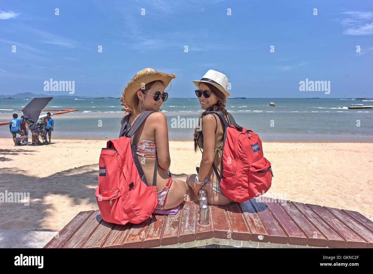 Weibliche Backpacker Thailand Zwei Japanische Touristen Frauen In Bikinis Am Strand Von Pattaya 