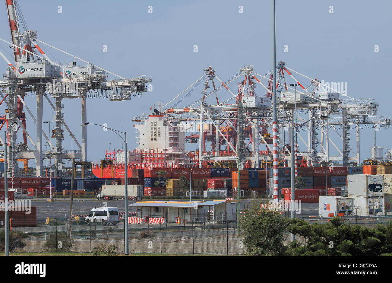 Große Frachtschiff lädt Container im Hafen von Melbourne Dock in Melbourne Australien. Stockfoto