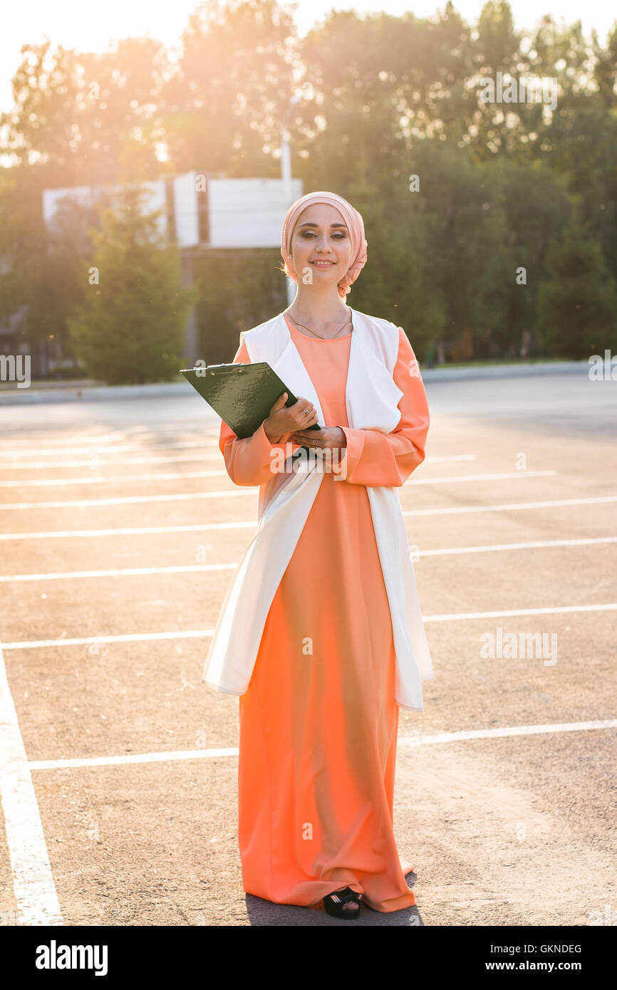 Arabische Studenten halten einen Ordner Stockfoto