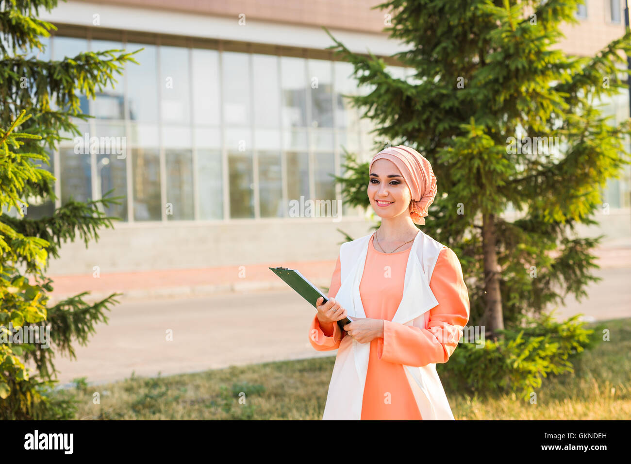 Arabische Studenten halten einen Ordner Stockfoto