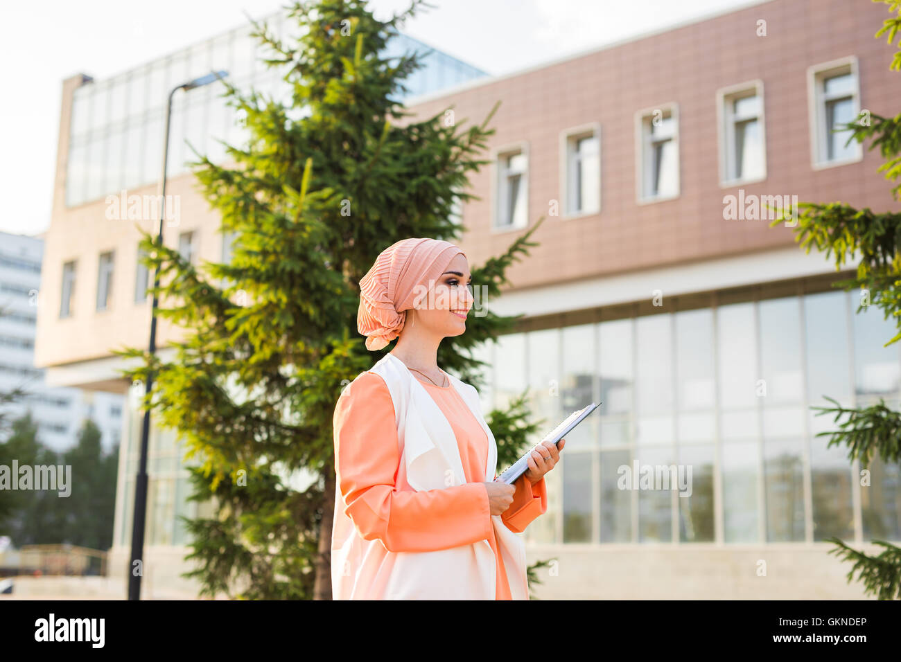 Arabische Studenten halten einen Ordner Stockfoto