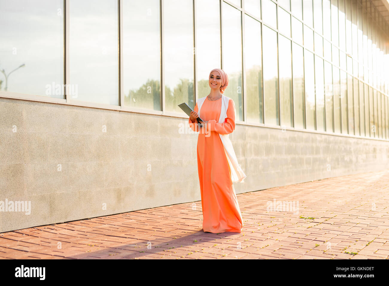 Arabische Studenten halten einen Ordner Stockfoto