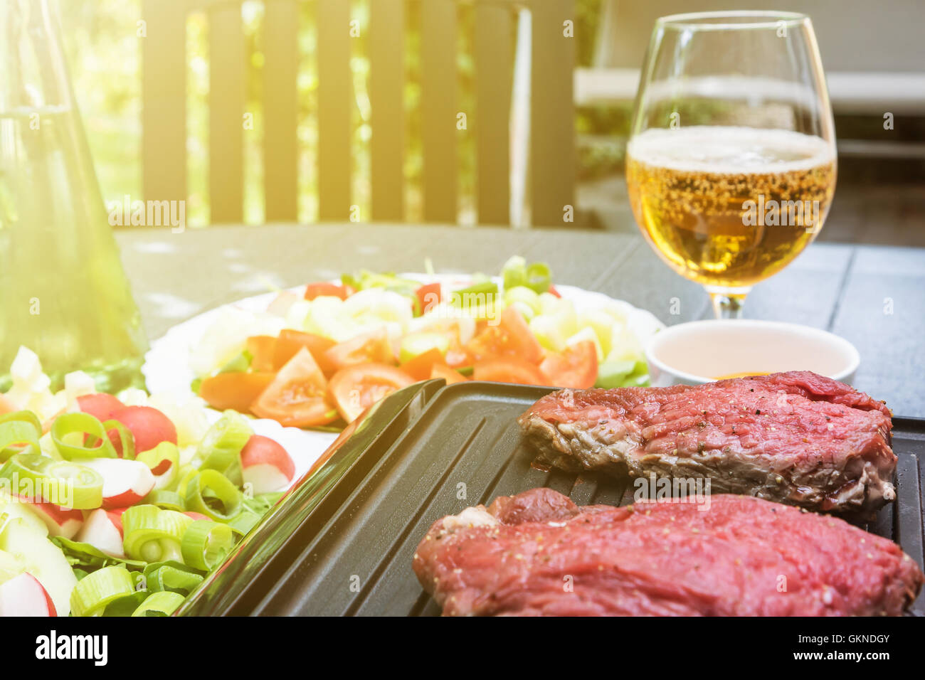 Grill-Steaks sind auf einem Elektroherd. Stockfoto