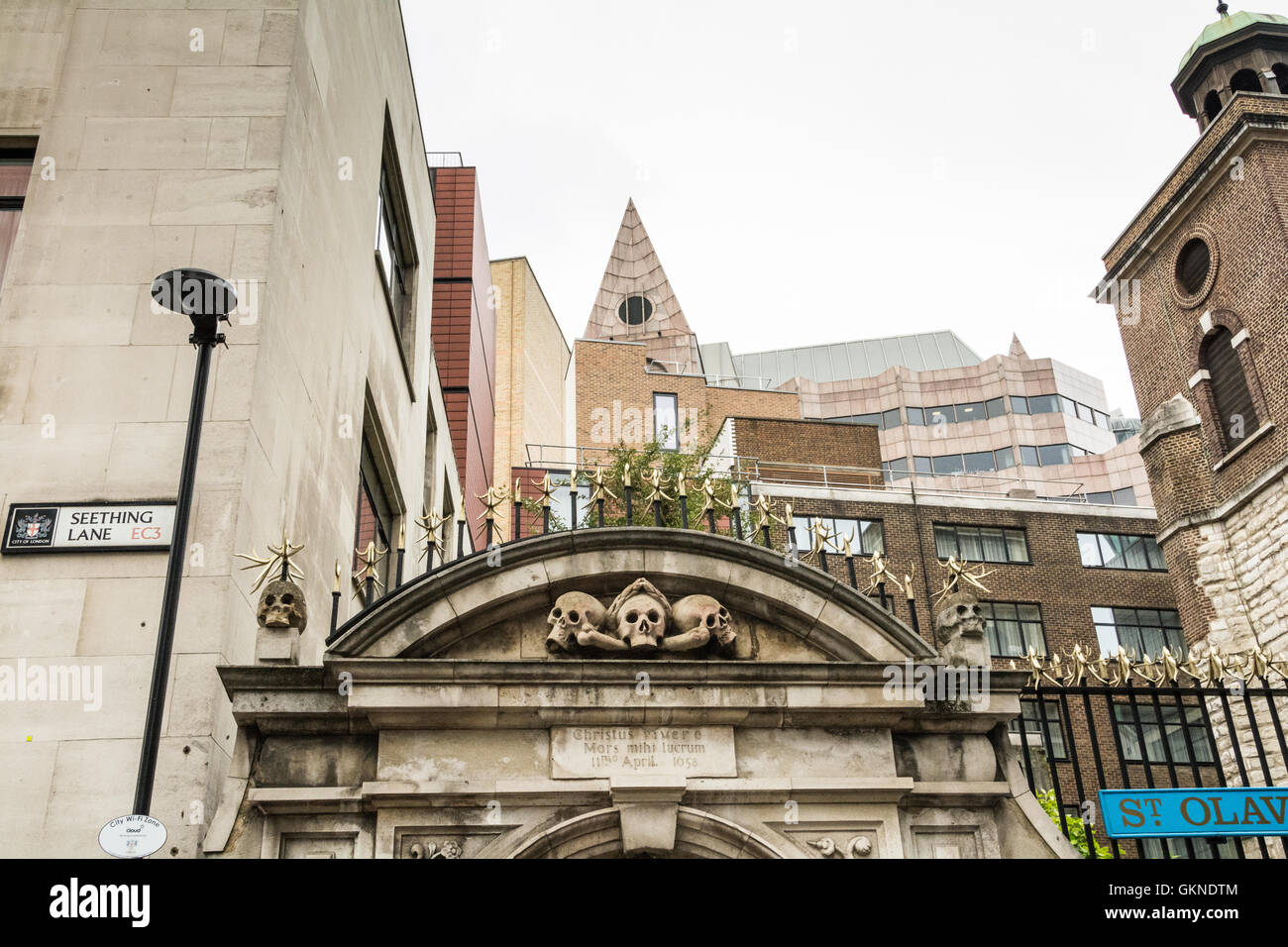 Momento Mori auf das Tor der Kirche St Olave, wo Samuel Pepys, in der Stadt von London, UK begraben liegt Stockfoto