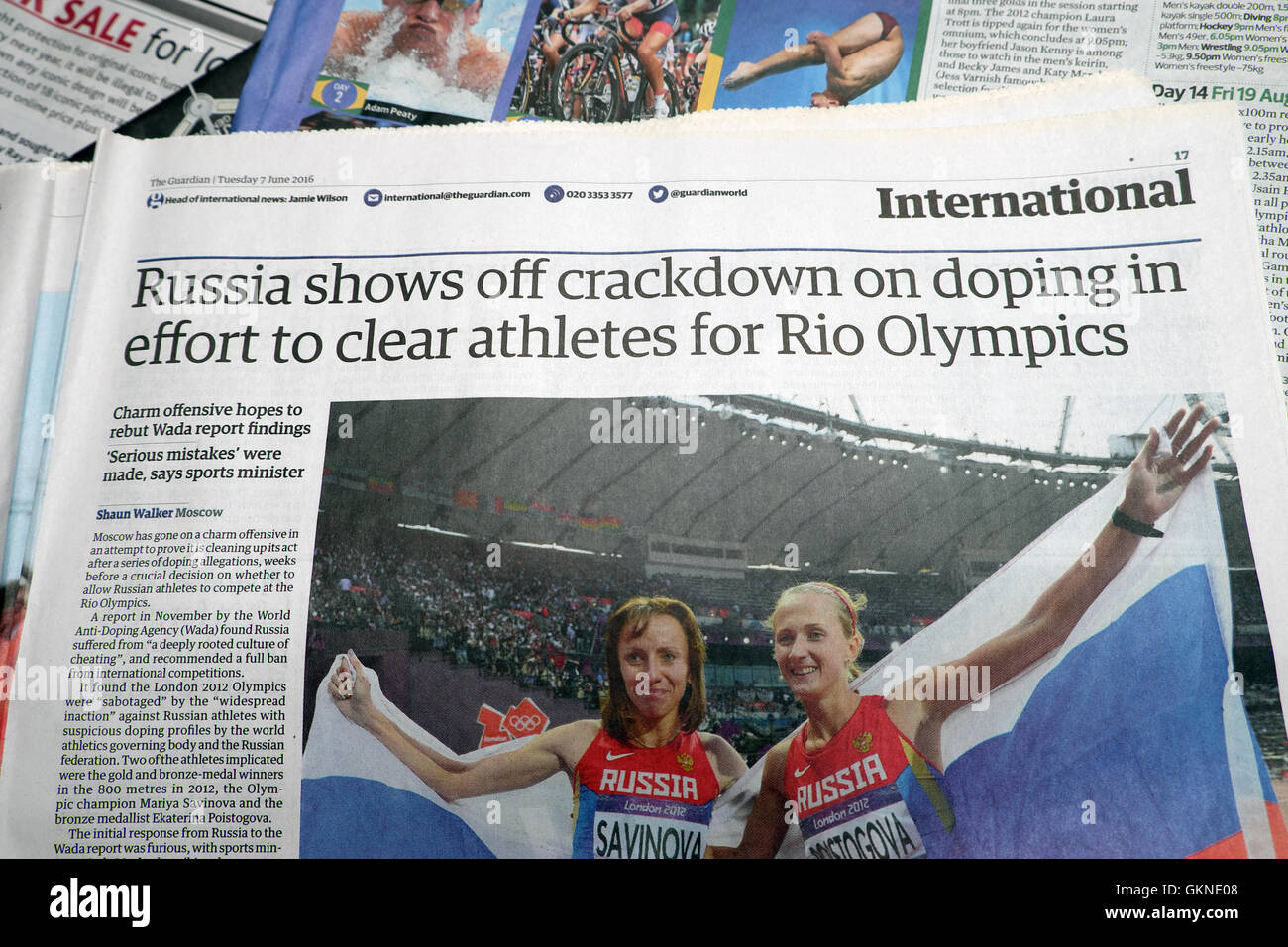 Guardian Artikel Überschrift 'Russland zeigt Vorgehen gegen Doping im Aufwand zu löschen Athleten für Rio Olympics' Juni 2016 Stockfoto