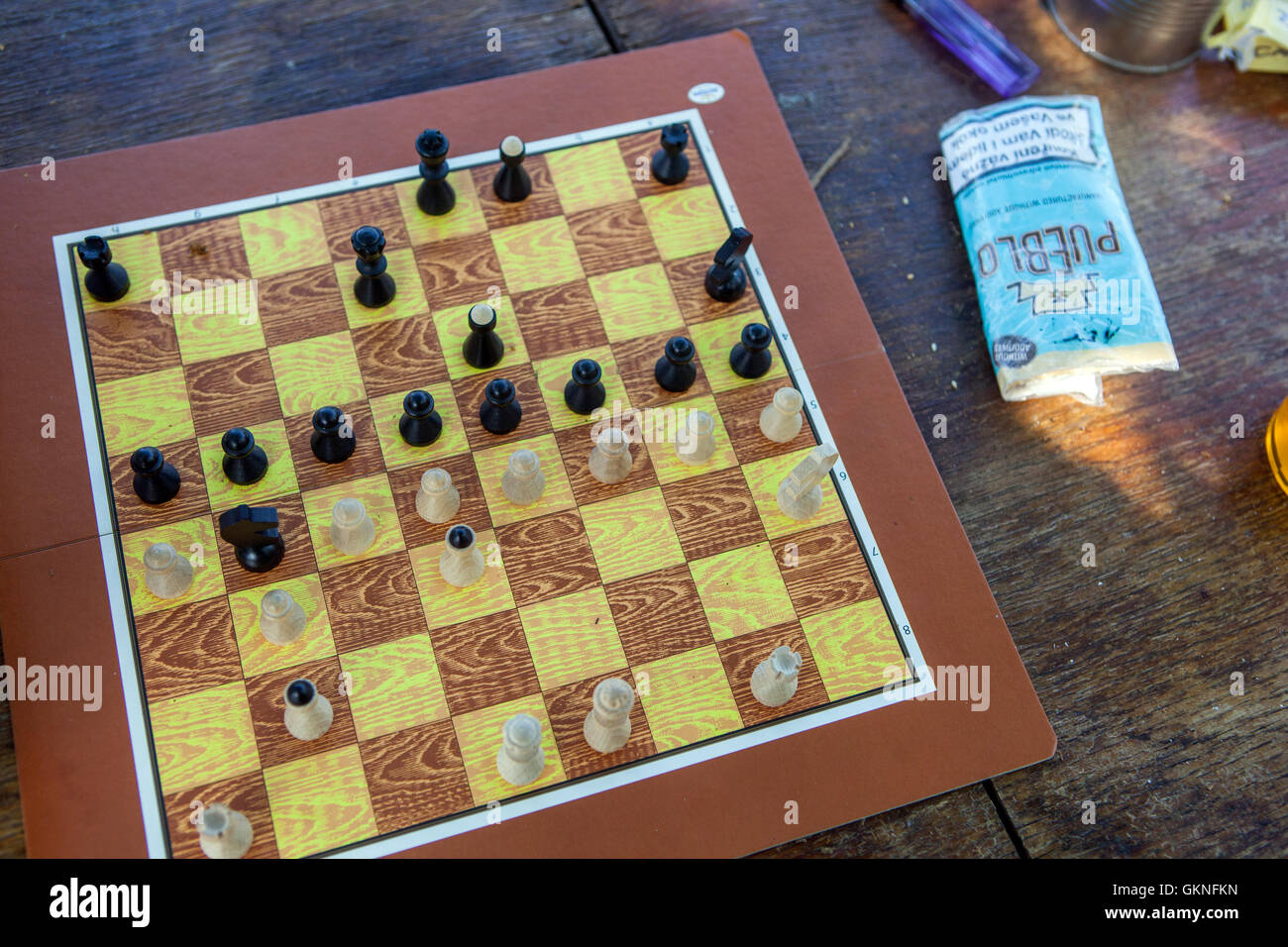 Still-Leben auf einem Holztisch mit einem Schachbrett und spielte Schach, Tschechische Republik Stockfoto