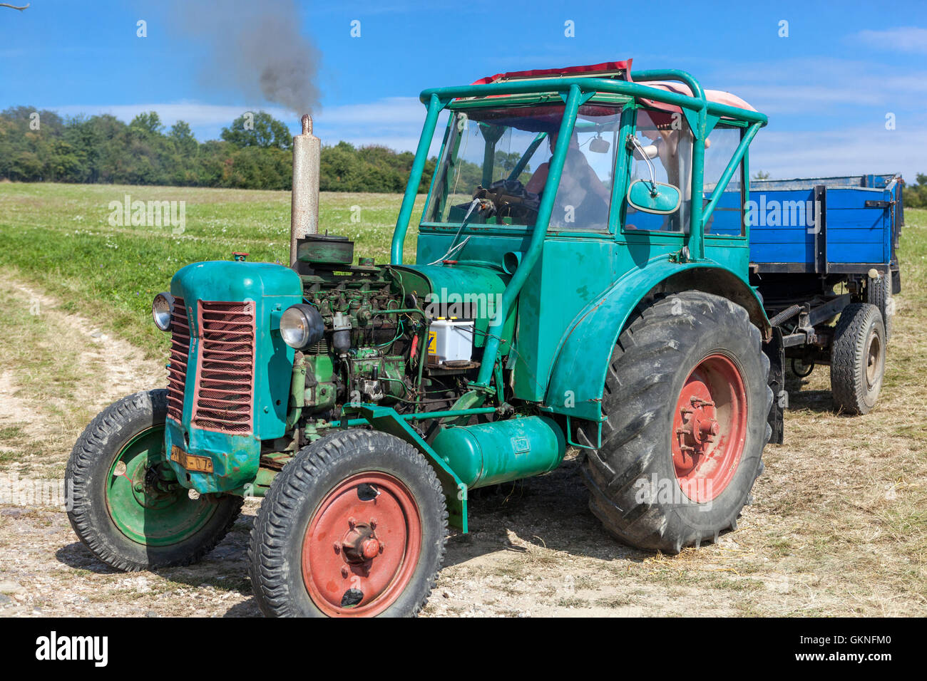 Alte Traktor Tieflader auf dem Bauernhof, ländliche Landschaft Tschechische Republik Bauer auf Zetor Traktor Stockfoto
