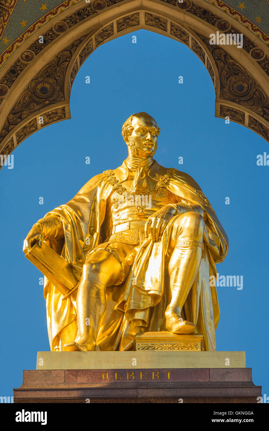 Viktorianische Architektur London, Detail der goldene Statue auf das Albert Memorial in Kensington Gardens, London, UK. Stockfoto