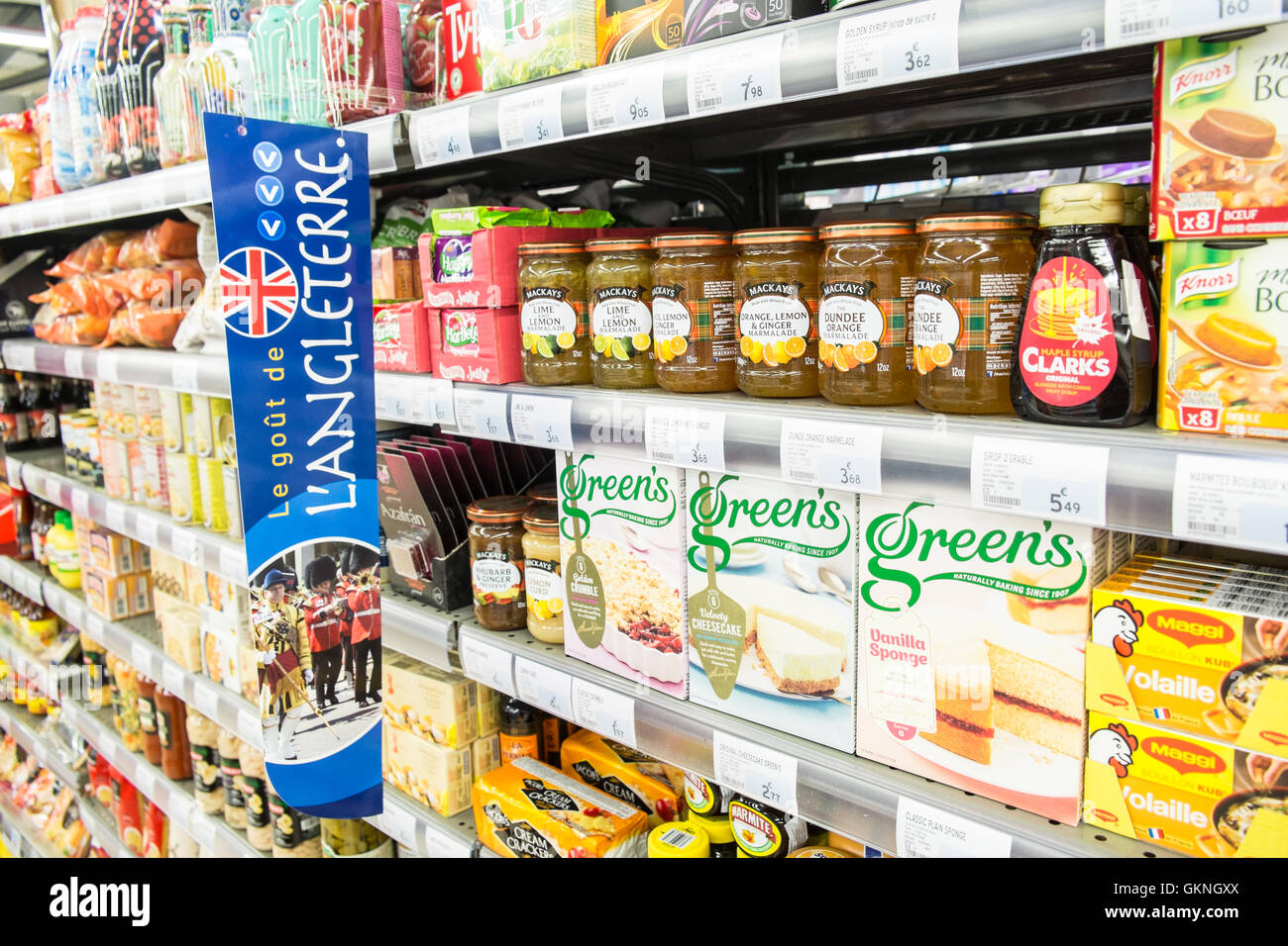 Produzieren Sie Englisch, Britisch, Werbung für den Verkauf im Supermarkt in Limoux, Aude, Südfrankreich. Sommer. Stockfoto