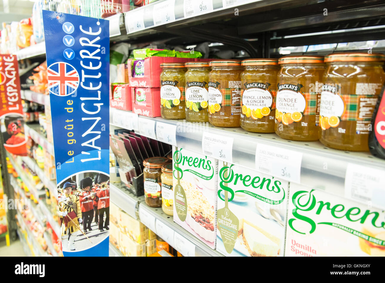Produzieren Sie Englisch, Britisch, Werbung für den Verkauf im Supermarkt in Limoux, Aude, Südfrankreich. Sommer. Stockfoto