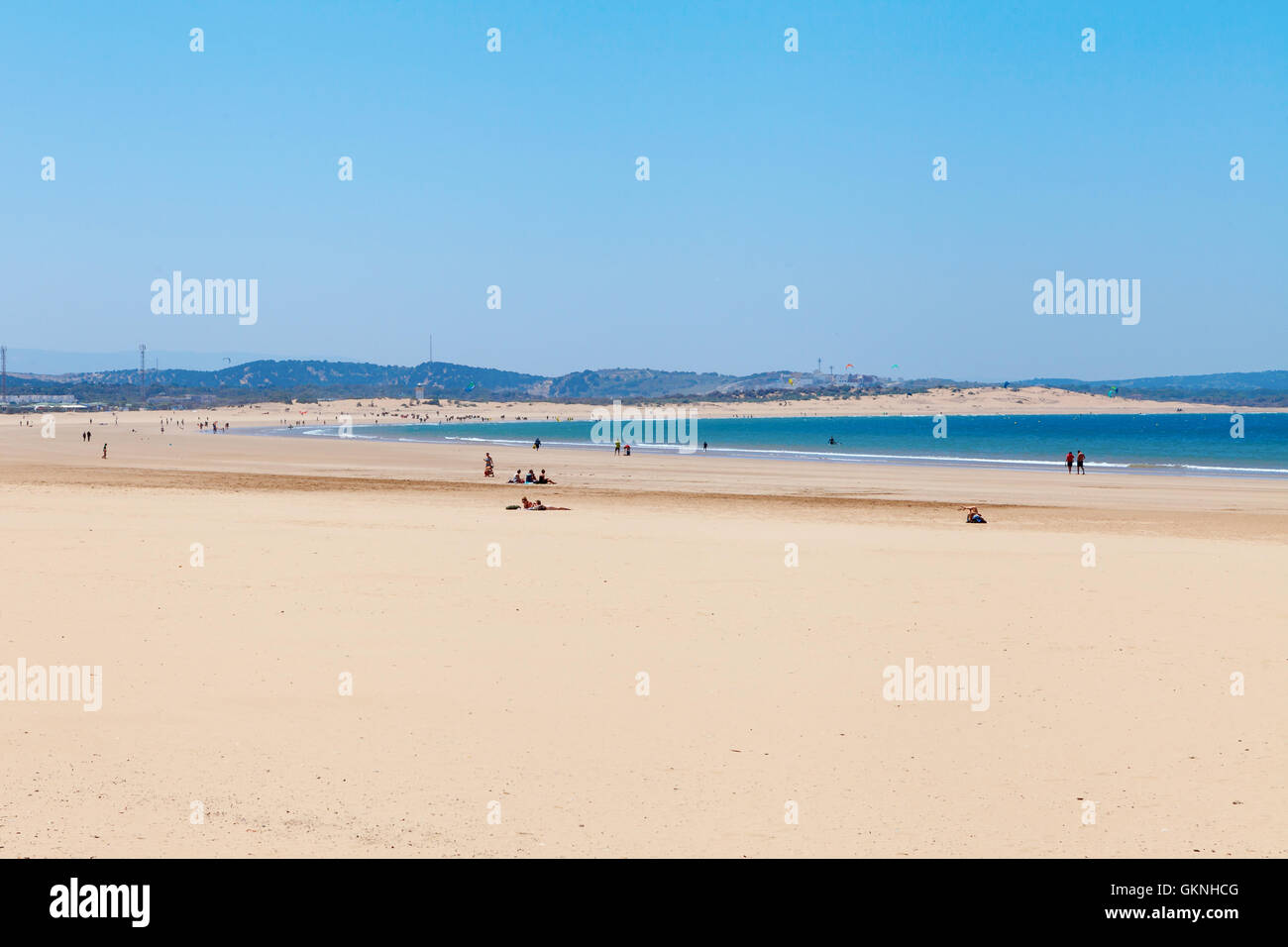 Klarer blauer Himmel über Smaragdmeer, Agadir, Marokko Stockfoto
