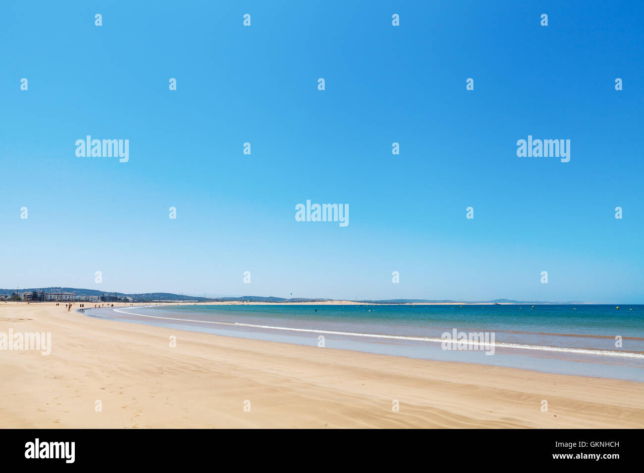 Klarer blauer Himmel über Smaragdmeer, Agadir, Marokko Stockfoto