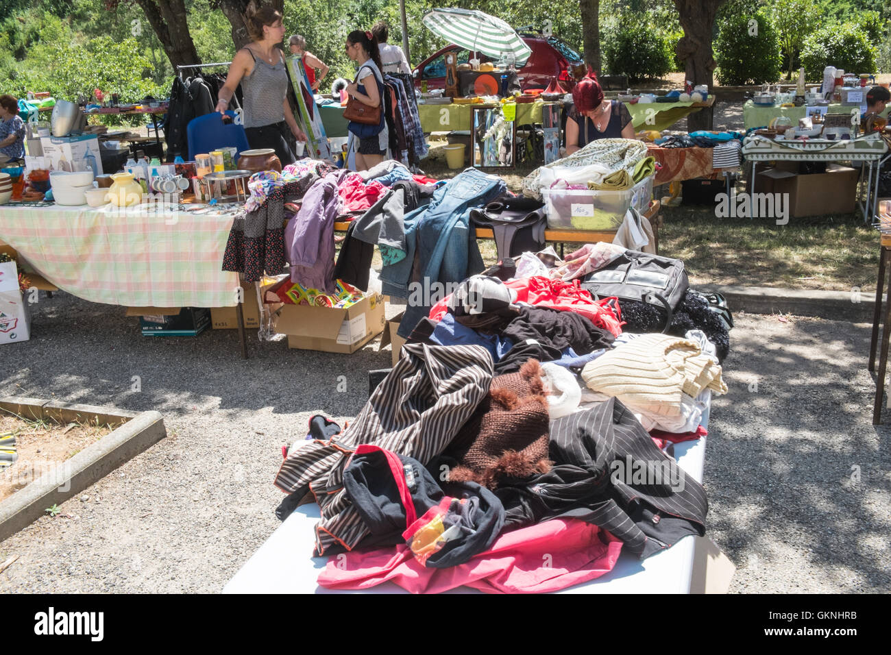 Lokalen Stil durcheinander Flohmarkt Kleidung im Dorf von Alet-Les-Bains, Aude, Südfrankreich. Stockfoto