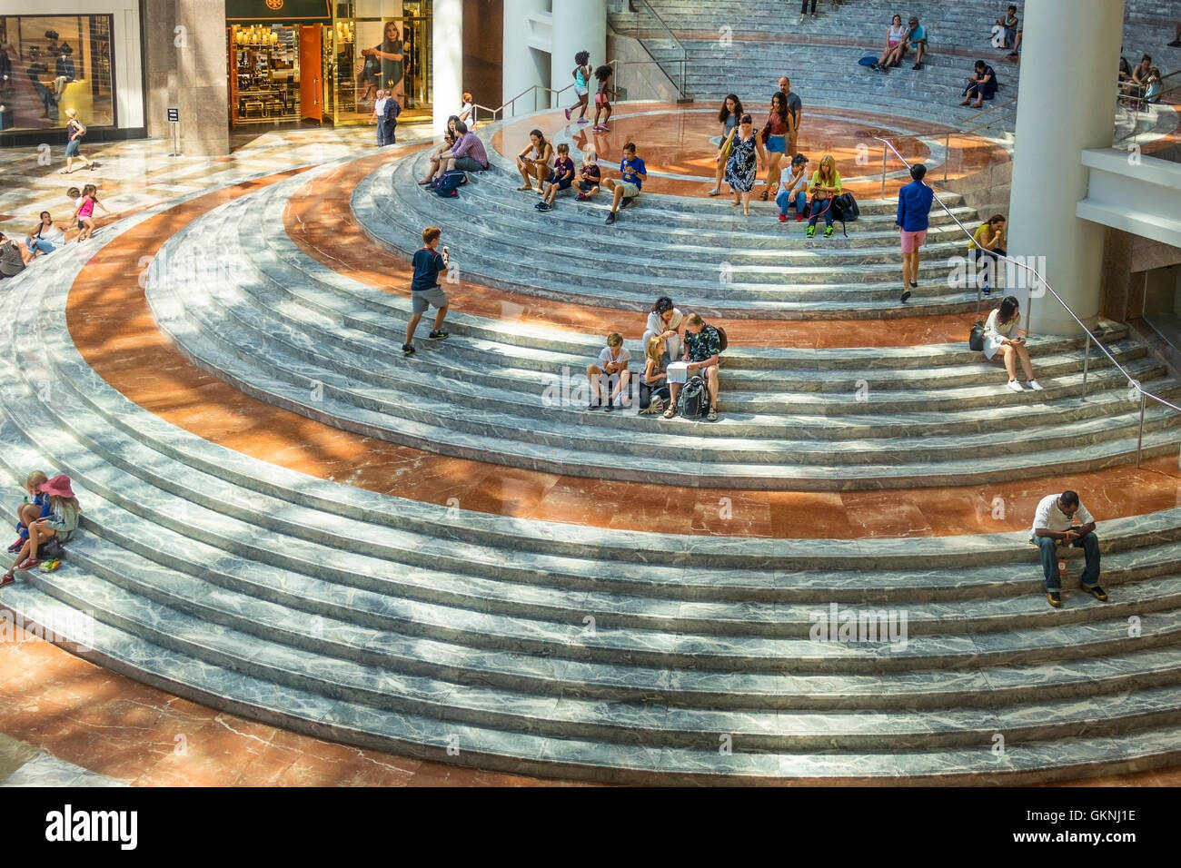 Touristen auf den Marmorstufen Wintergarten Atrium in Brookfield Place in New York City Stockfoto