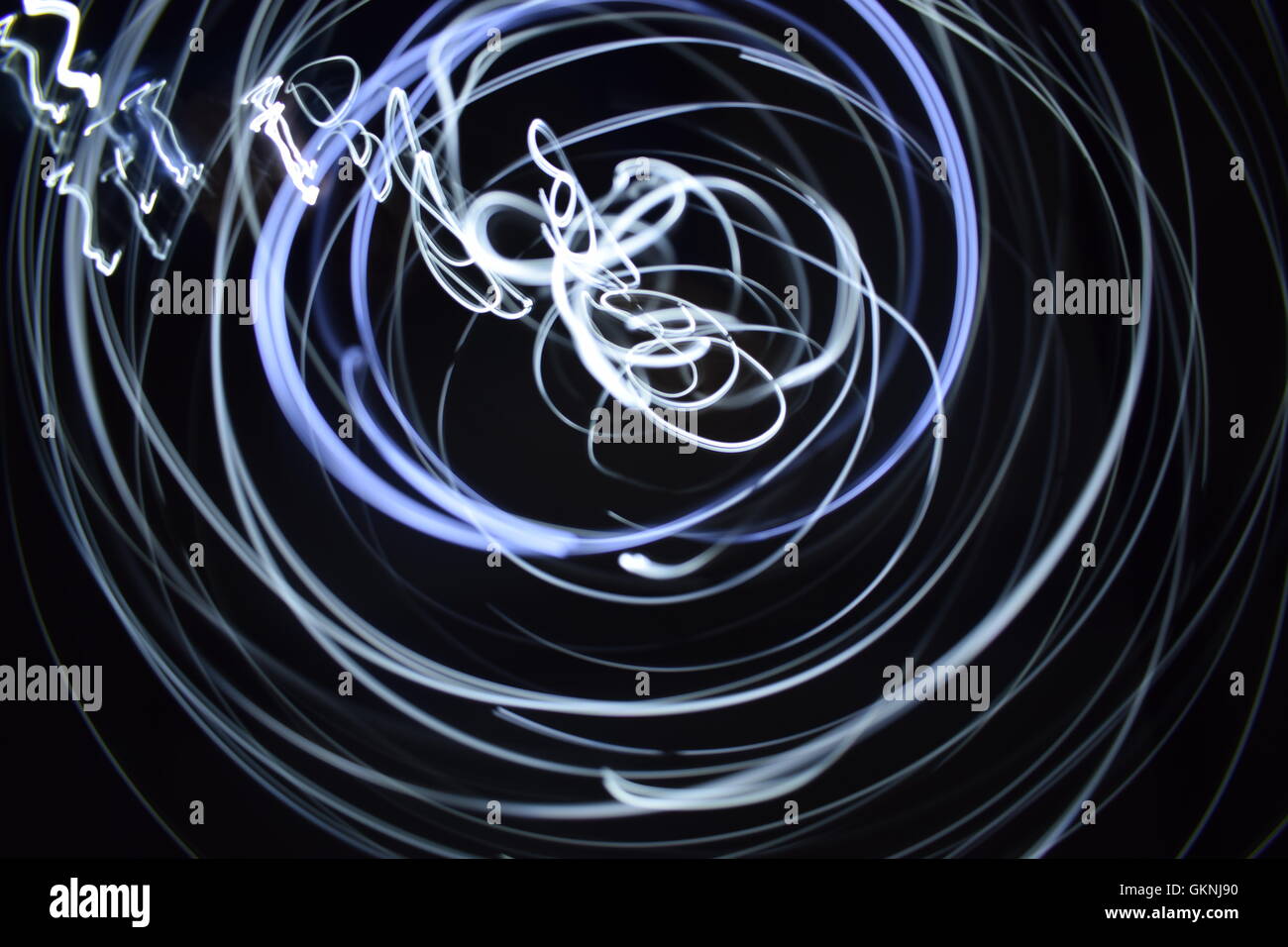 Blaue und weiße Light Painting mit LED-Leuchten Stockfoto