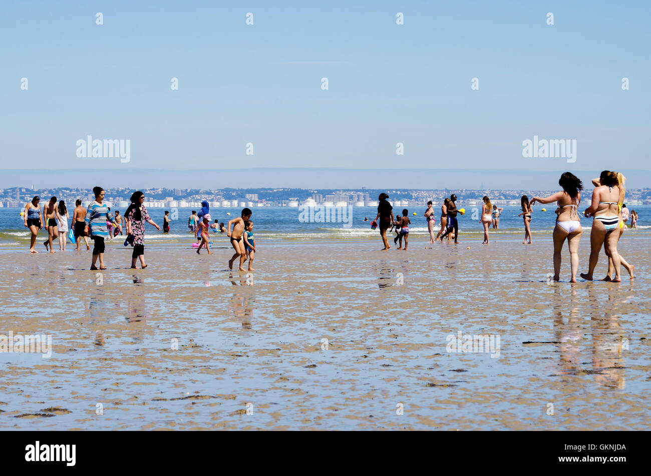 Strandbesucher an einem heißen Tag in Trouville-sur-Mer an der Küste der Normandie Stockfoto