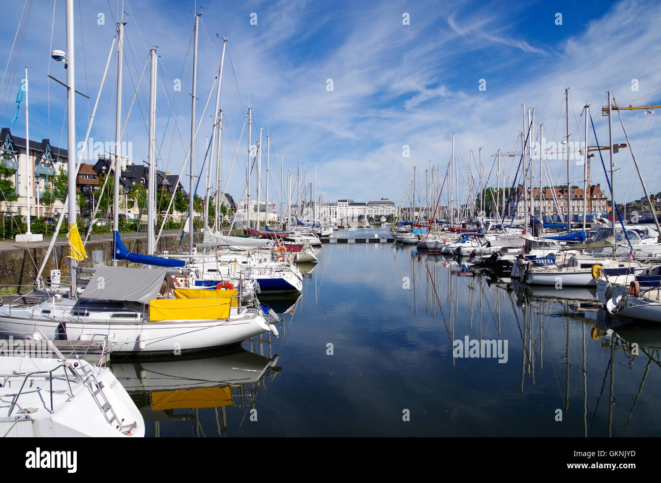 Blick auf den Yachthafen Trouville-sur-Mer und Trouville Casino in der Ferne Stockfoto