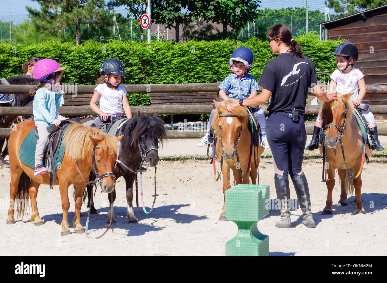 Pferdesport Voltigieren Praxis mit kleinen Kindern auf dem Pferderücken in Deauville, Frankreich Stockfoto Pferdesport Voltigieren Praxis mit kleinen Kindern auf dem Pferderücken in Deauville, Frankreich Stockfoto